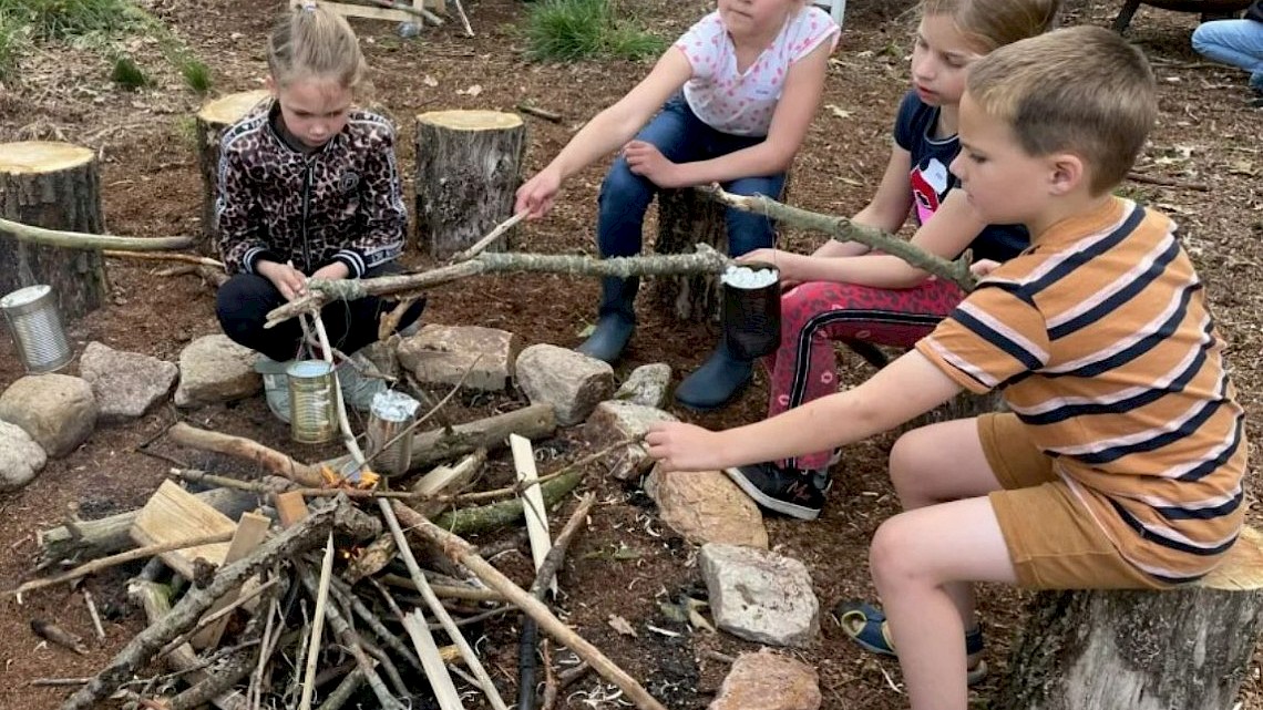 Kinderen leren overleven in de natuur.