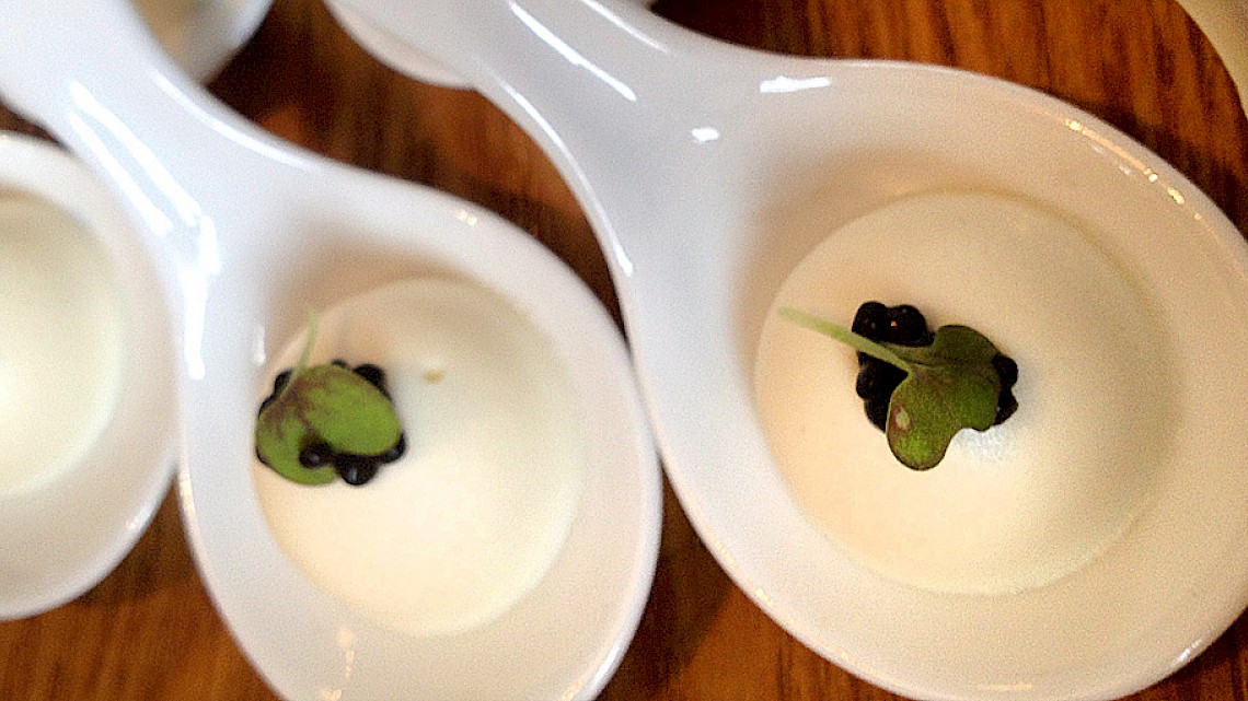 Amuse van bloemkool met zure room