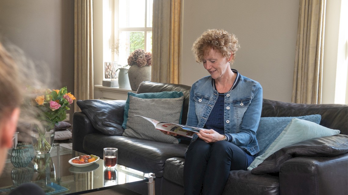 vrouw leest de Naober