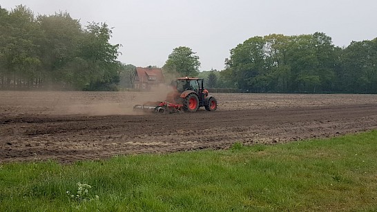 droogte op de akkers, boer met tractor in Ruurlo